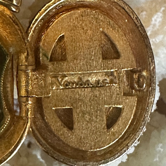 Vintage Vanda U.S.A. Carved Celluloid Perfume / Fragrance Locket Pendant - Picture 6 of 8